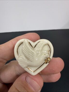 Beautiful LENOX Porcelain Heart Pin Brooch with Dove Vintage Gold Trim accents